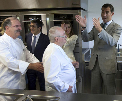 Los Príncipes charlan con los chefs Pedro Subijana (a la izquierda) y Juan Mari Arzak, en presencia del  lehendakari. 