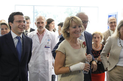 La presidenta de la Comunidad, Esperanza Aguirre, con un brazo vendado a causa de una tendinitis, en la inauguración del centro de salud Maqueda en Aluche. Aguirre criticó a 