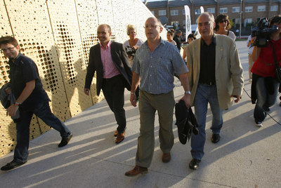 El diputado general guipuzcoano, Martín Garitano (a la derecha), ayer tarde en San Sebastián en el acto social de inauguración del Basque Culinary Center, con el alcalde donostiarra, Juan Karlos Izagirre (centro)y el diputado foral de Innovación, Jon Uriguen.