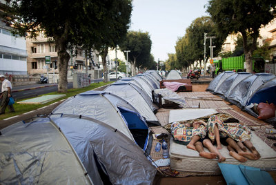 Indignados israelíes duermen en un campamento de protesta en Tel Aviv.
