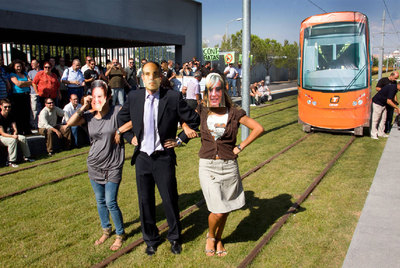 Un momento de la  no inauguración  del Tram, ayer, en la parada del campus de la Universidad de Alicante.
