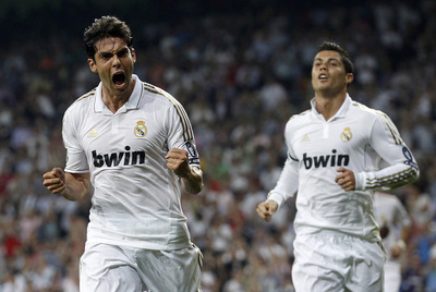 Kaká celebra su gol al Ajax, el segundo del Madrid, seguido por Cristiano Ronaldo.