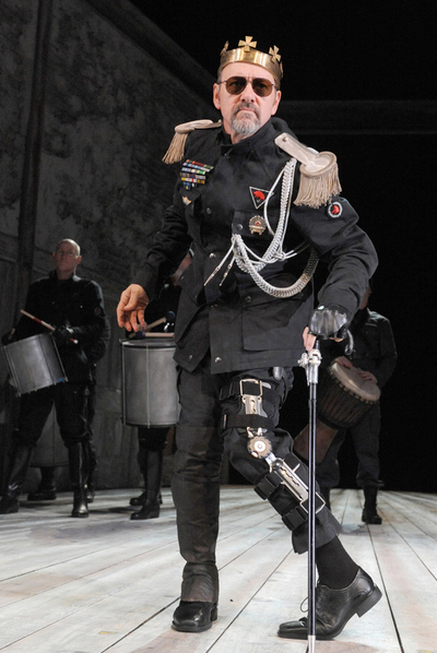Kevin Spacey en una escena de  Ricardo III , representado en el Teatro Palacio Valdés de Avilés.