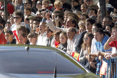 Asistentes al desfile militar del año pasado abuchean al presidente del Gobierno.