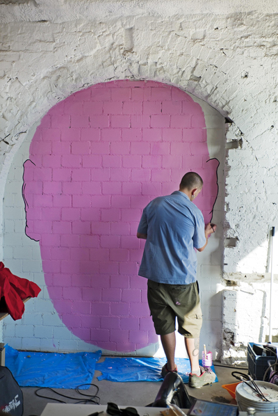 Un pintor en Tacheles, mítico centro artístico  okupado  en Mitte, recientemente adquirido por una promotora.