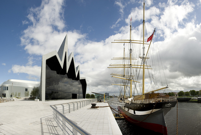 Las geometrías de vidrio y cinc de Zaha Hadid en el Riverside Museum, en la confluencia de los ríos Clyde y Kelvin en Glasgow.