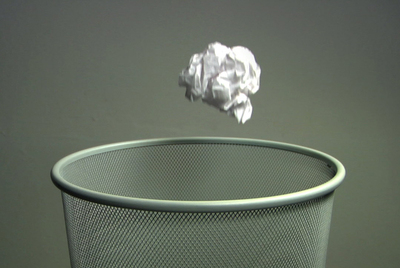 Imagen del vídeo  Papierballfall  (2008), de Ignacio Uriarte.