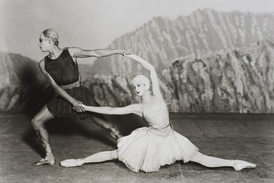 Serge Lifar y Alexandra Danilova, en  Appolon musagete  (1928), muestran la primera versión de los trajes de Coco Chanel.