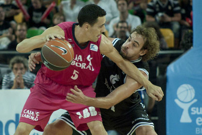 Prigioni retiene el balón ante Grimau.