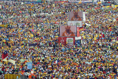 Miles de peregrinos en la misa de clausura de la visita papal en Cuatro Vientos.