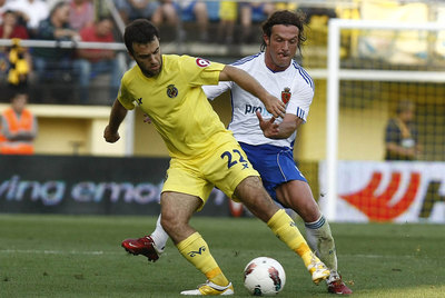 Rossi intenta zafarse de Lanzaro.