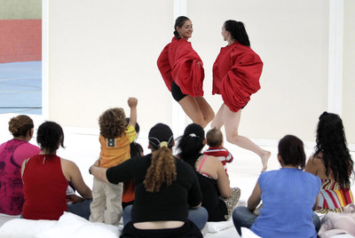 Madres de la cárcel de Aranjuez observan a las dos bailarinas de Aracaladanza.