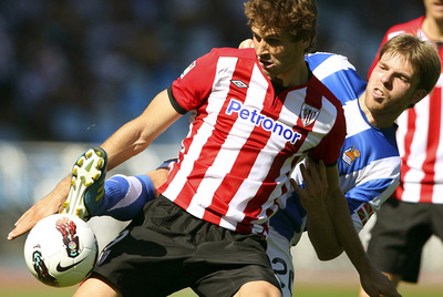 Llorente trata de controlar el balón ante Illarramendi.