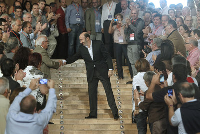 Alfredo Pérez Rubalcaba saluda a los militantes en la clausura de la conferencia política del PSOE.