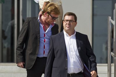 El policía acusado Sergio Flores, sale de los juzgados detrás de su abogado.