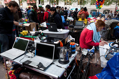 Centro de prensa del campamento de los indignados en el neoyorquino parque Zuccotti, epicentro de las protestas, en Manhattan.