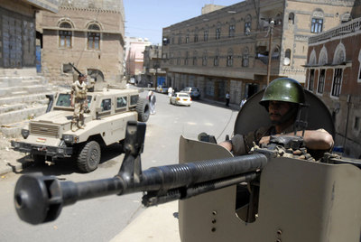 Un soldado que apoya al movimiento contra Saleh protege una zona conflictiva de Saná.