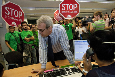 Las protestas contra los desahucios entran en los bancos
