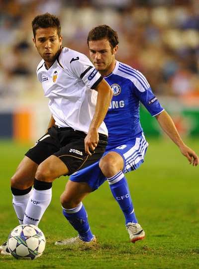 Jordi Alba, por delante de Mata, en la Champions.