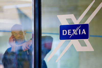 Un empleado de Dexia, en una oficina de la entidad en Bruselas.