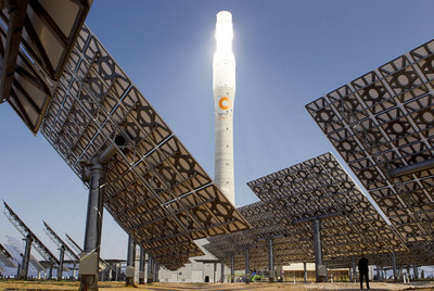 2.650 espejos recogen la energía solar en la planta de Fuentes de Andalucía (Sevilla).