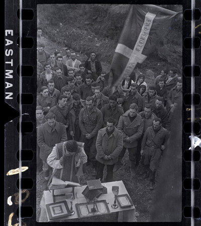 Misa de campaña en el frente de Lekeitio y milicianos porteando un crucifijo; dos fotos de David Seymour.