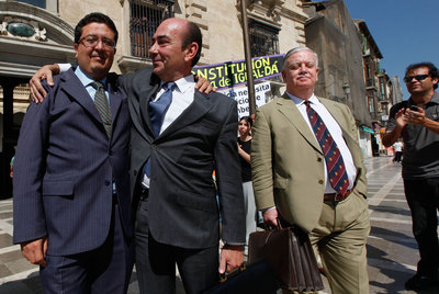 El juez Serrano (izquierda) es felicitado ayer por su absolución.