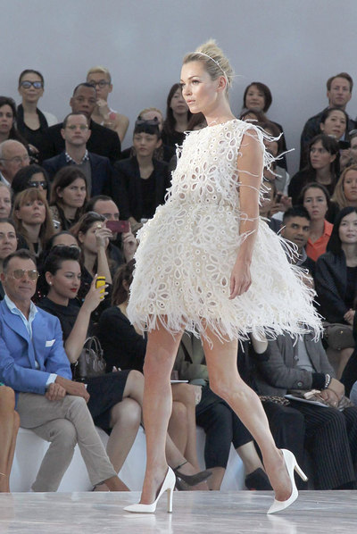 Kate Moss luce un vestido de la colección de  Vuitton.