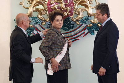 Rousseff recibe una condecoración de manos del presidente de Bulgaria, Georgi Parvanov (derecha), en una visita al país el miércoles.