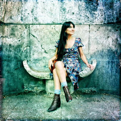 Eva, la cantante del grupo Amaral, en una de las fuentes de los jardines de Sabatini.