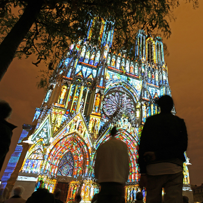 La catedral de Reims, iluminada por el espectáculo   Rêve de couleurs.  