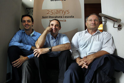 Joan Carles Girbés, director de publicaciones de Bromera, Josep Gregori, editor, y Joan A. Llinares, gerente.