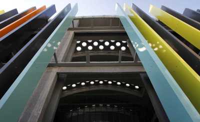 En la entrada de La Catedral de las Nuevas Tecnologías los arquitectos han colocado una colorida celosía vertical.