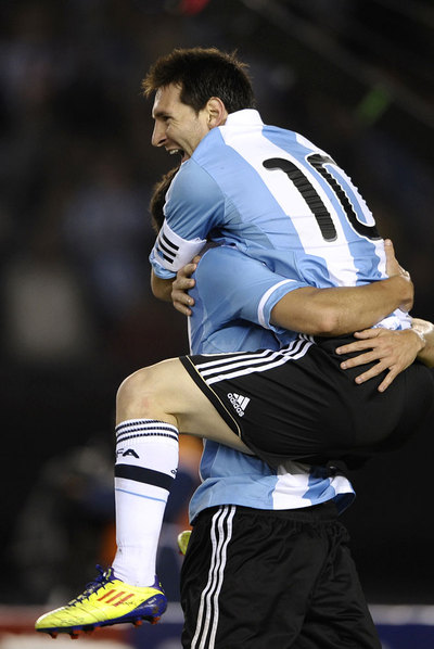 Messi abraza a Higuaín tras uno de sus goles ante Brasil.