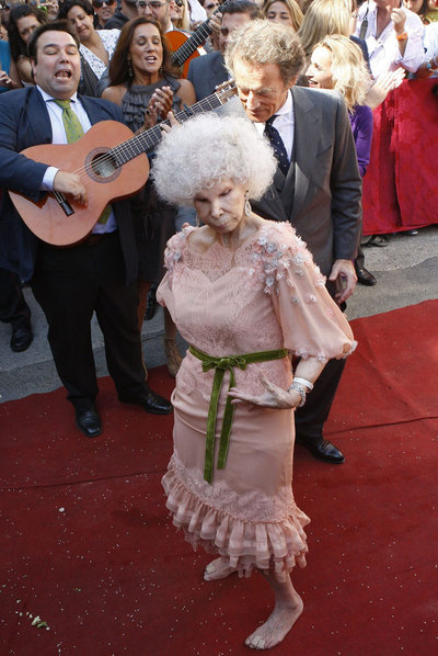 La duquesa baila sin zapatos el día de su boda junto a su nuevo esposo.