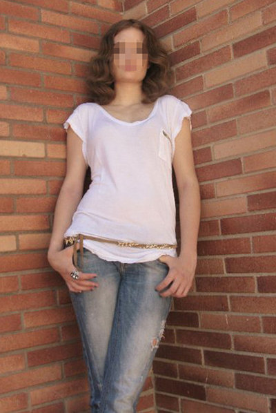 La joven Soraya, con parte del rostro velado para protegerla.