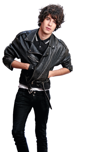 El actor Javier Calvo interpretó desde los 16 a Fer, un adolescente homosexual, en la serie juvenil de Antena 3 'Física o química'.