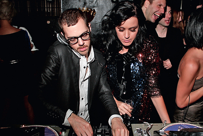 Spencer Product pinchando con Katy Perry (2009).