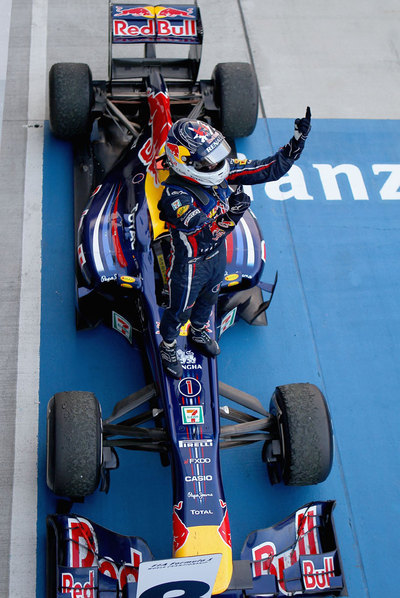 Vettel celebra el título de campeón del mundo sobre su Red Bull.