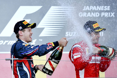 Vettel junto a Alonso en el podio de Suzuka.