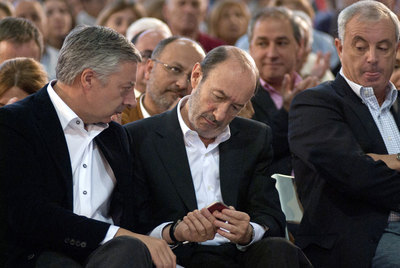 Blanco y Rubalcaba, junto al secretario general del PSdeG, Pachi Vázquez, durante la presentación de candidaturas en Ourense.