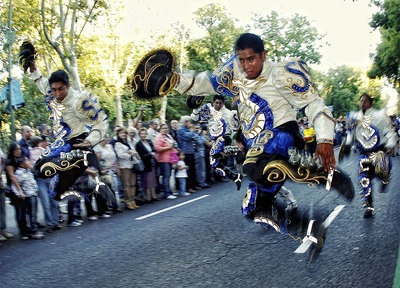 Representantes de Bolivia bailan en mitad del paseo del prado, ayer.