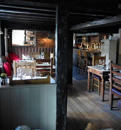 Interior del  pub  británico The Hand and Flowers.