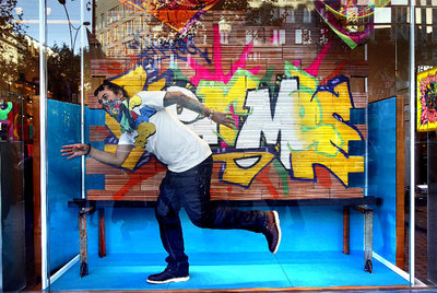 El grafitero Cyril Pan  Kongo , en el escaparate que ha decorado.