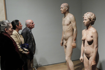 Antonio López contempla  Hombre y Mujer,  una de sus obras en el Bellas Artes, junto a su esposa, María Moreno, y su hija, María López.