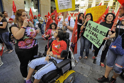 Protesta de trabajadores, familiares y usuarios de entidades que atienden a dependientes, ayer, en Valencia.