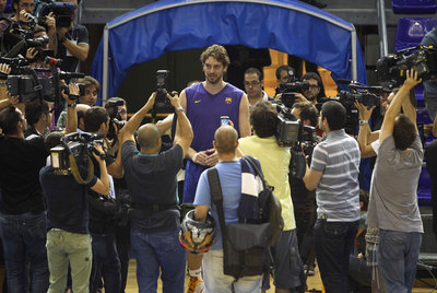 Pau Gasol, el pasado viernes, a su entrada en la pista del Palau Blaugrana para entrenarse con el Barça.