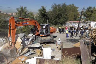 La piqueta derriba ayer una de las infraviviendas del poblado de Santa Catalina, donde vivían 99 familias.