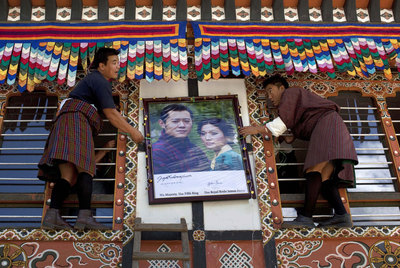 Las calles de Bután se engalanan con fotos de la pareja real porque Jigme Khesar Namgyel Wangchuck, el rey de Bután, de 31 años, se casa hoy con Jetsun Pema, una universitaria 10 años menor que él. La boda del llamado quinto Rey Dragón de la dinastía Wangchuck se celebrará en la capital de la remota nación del Himalaya, de 700.000 habitantes. Por ello, el monarca, coronado en noviembre de 2008 tras la abdicación de su padre, Jigme Singye Wangchuck, y formado en Oxford, ha pedido que sea una ceremonia modesta y no ha invitado a miembros de casas reales extranjeras. 