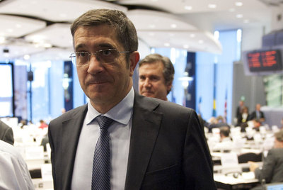 El   lehendakari    López, anteayer en Bruselas en la reunión del Comité de las Regiones de la UE. Detrás, el consejero Unda.